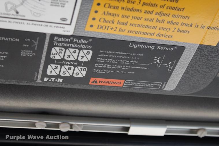 image for item L3021 2006 Volvo VNL semi truck