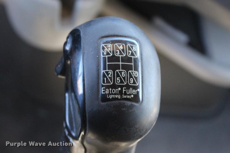 image for item L3021 2006 Volvo VNL semi truck