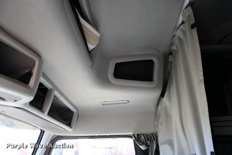 image for item L3021 2006 Volvo VNL semi truck