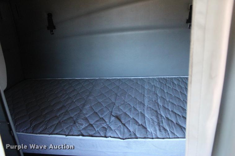 image for item L3021 2006 Volvo VNL semi truck