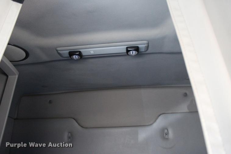 image for item L3021 2006 Volvo VNL semi truck