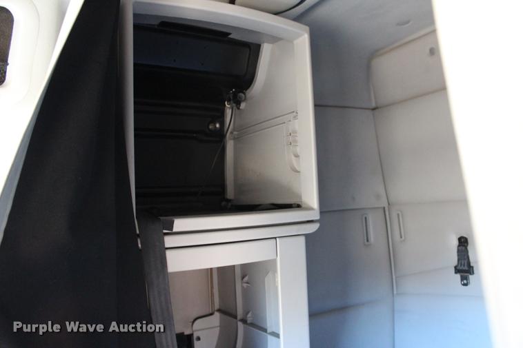 image for item L3021 2006 Volvo VNL semi truck