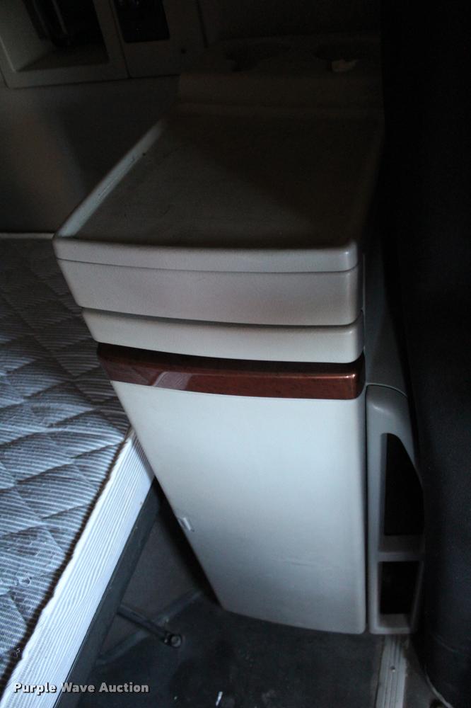 image for item L3021 2006 Volvo VNL semi truck