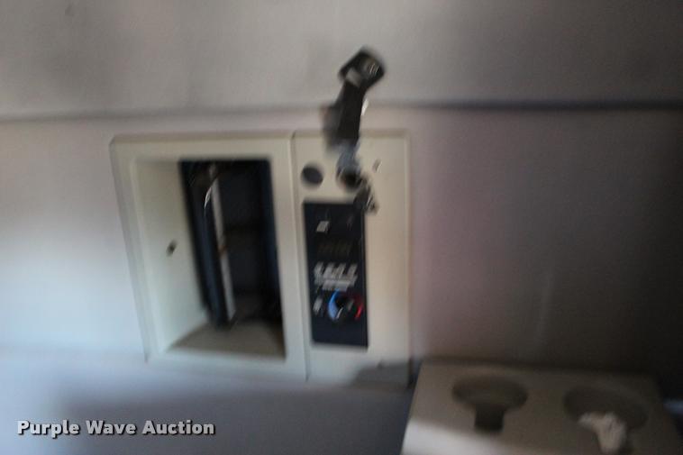 image for item L3021 2006 Volvo VNL semi truck