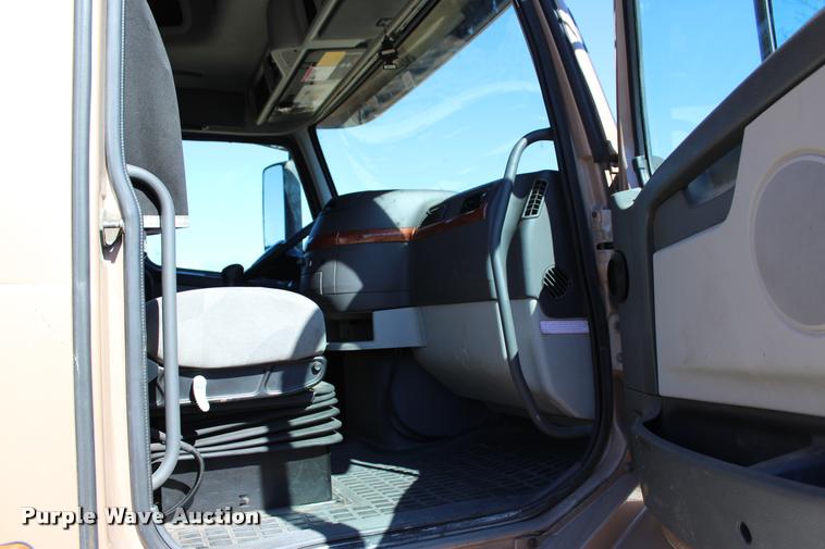 image for item L3021 2006 Volvo VNL semi truck