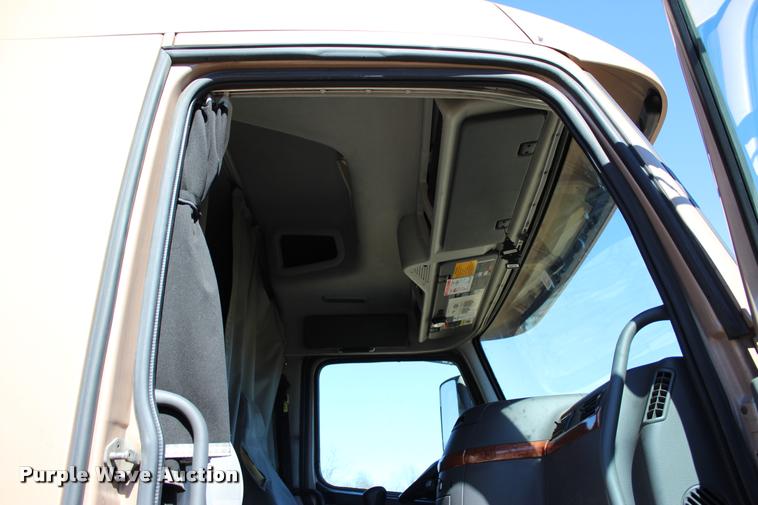 image for item L3021 2006 Volvo VNL semi truck