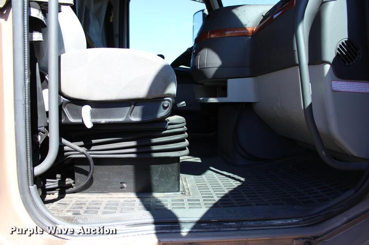 image for item L3021 2006 Volvo VNL semi truck