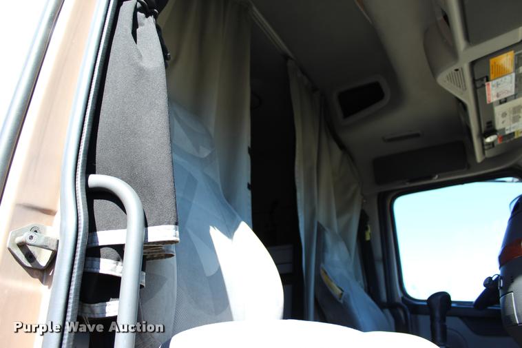 image for item L3021 2006 Volvo VNL semi truck