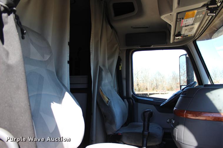 image for item L3021 2006 Volvo VNL semi truck