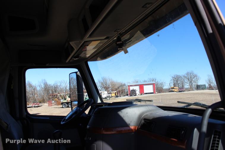 image for item L3021 2006 Volvo VNL semi truck