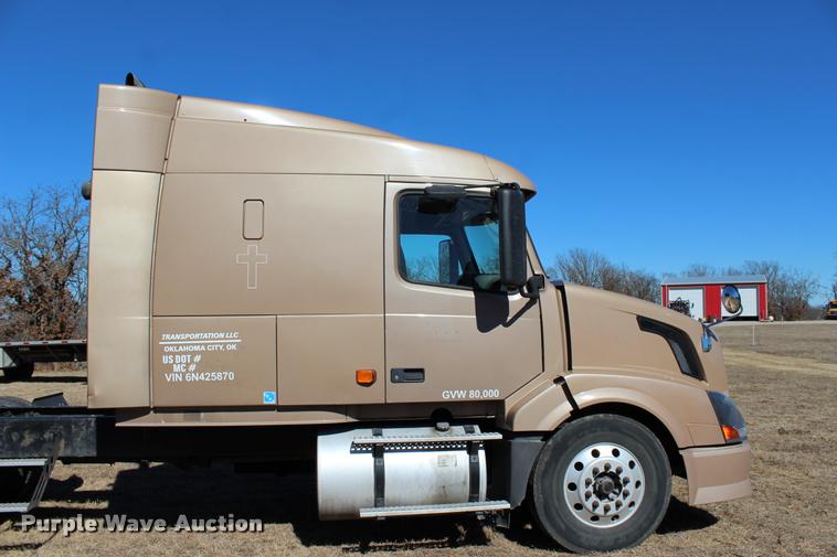 image for item L3021 2006 Volvo VNL semi truck