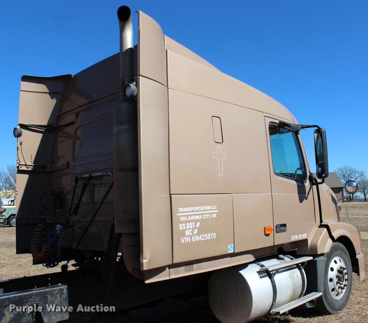 image for item L3021 2006 Volvo VNL semi truck