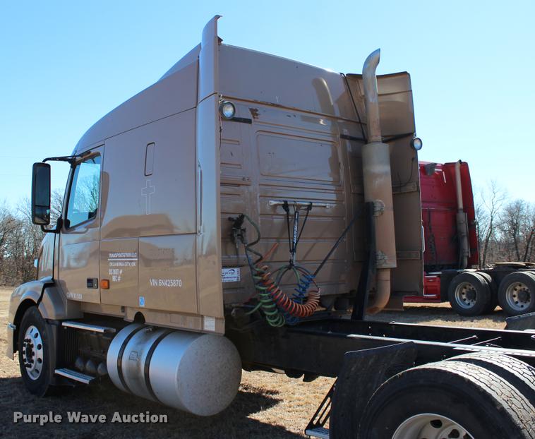 image for item L3021 2006 Volvo VNL semi truck