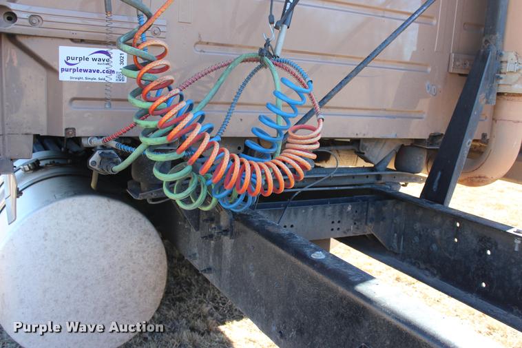 image for item L3021 2006 Volvo VNL semi truck