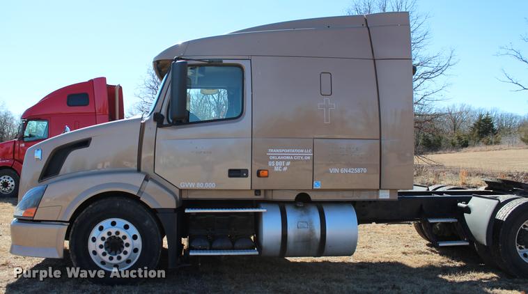 image for item L3021 2006 Volvo VNL semi truck