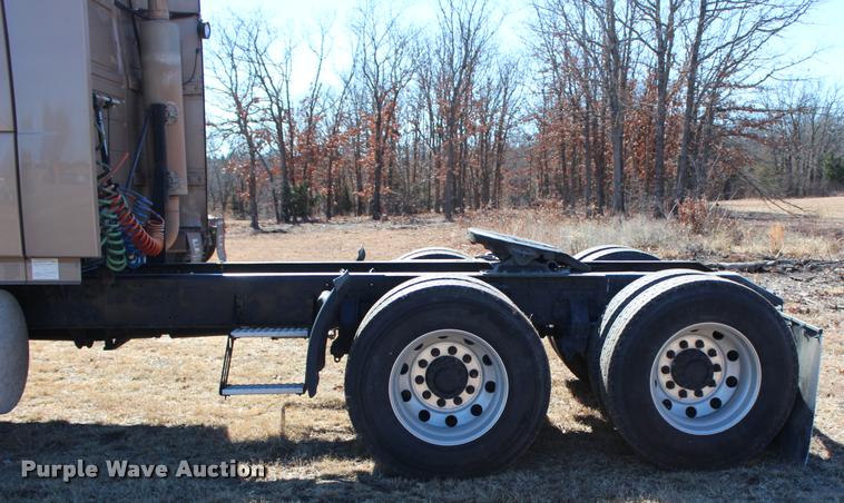 image for item L3021 2006 Volvo VNL semi truck