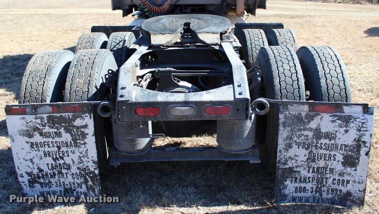 image for item L3021 2006 Volvo VNL semi truck