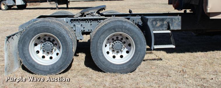 image for item L3021 2006 Volvo VNL semi truck