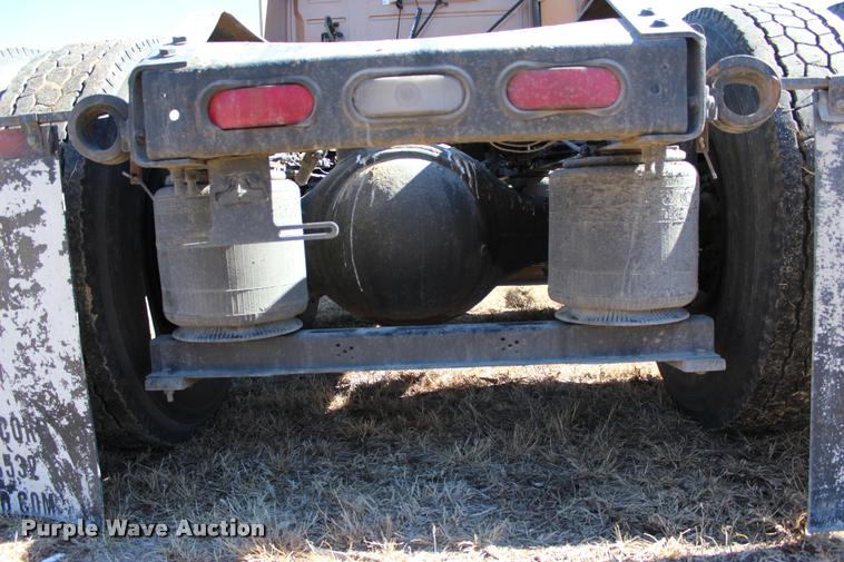 image for item L3021 2006 Volvo VNL semi truck