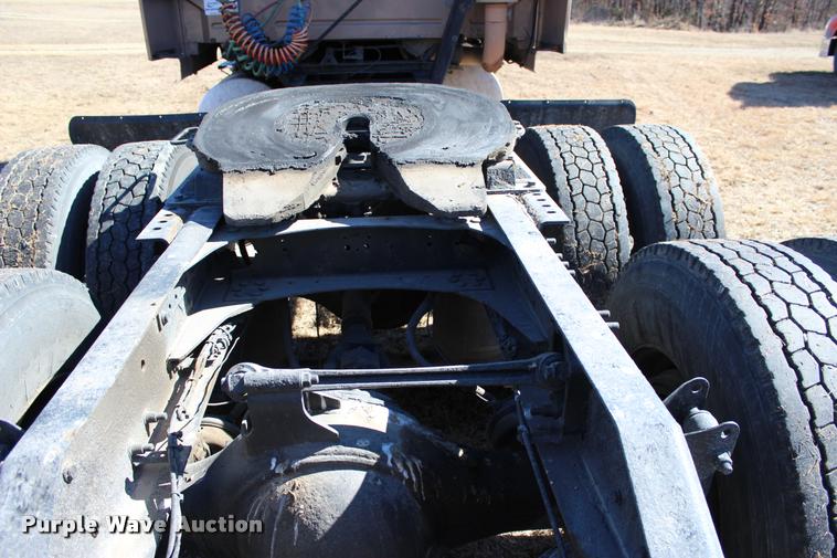 image for item L3021 2006 Volvo VNL semi truck