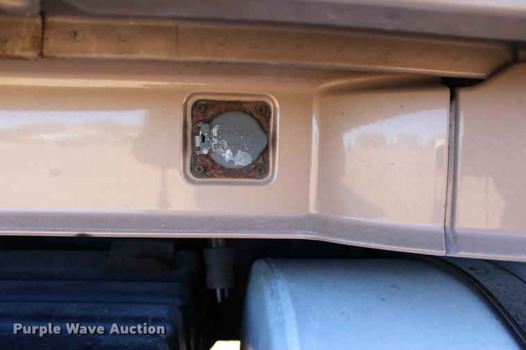 image for item L3021 2006 Volvo VNL semi truck