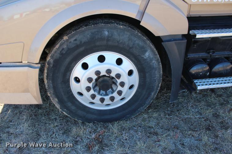 image for item L3021 2006 Volvo VNL semi truck