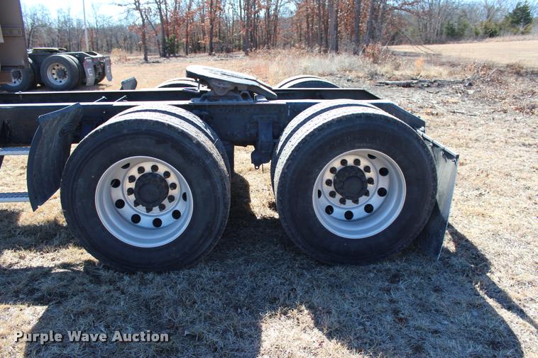 image for item L3021 2006 Volvo VNL semi truck