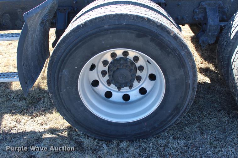 image for item L3021 2006 Volvo VNL semi truck