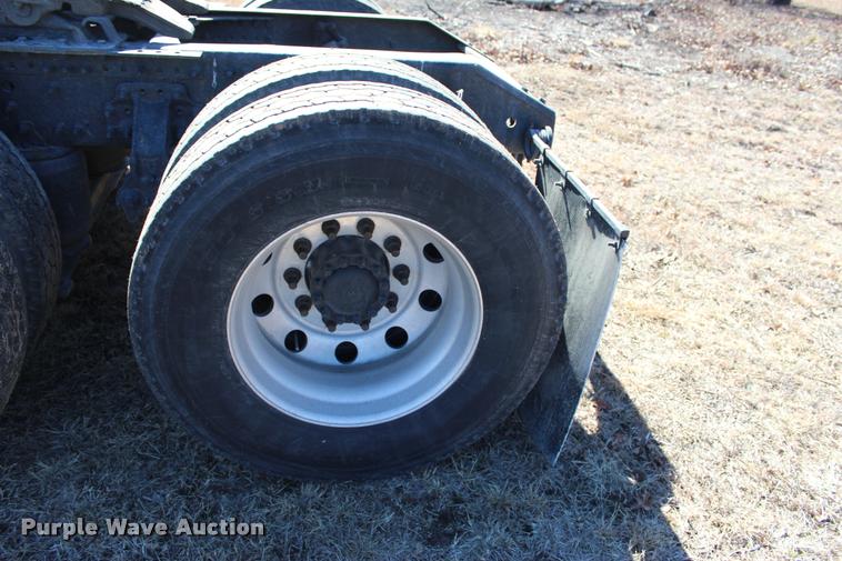 image for item L3021 2006 Volvo VNL semi truck