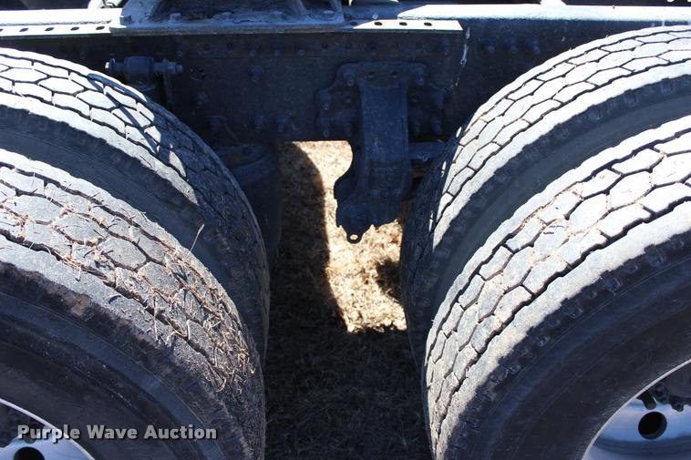 image for item L3021 2006 Volvo VNL semi truck