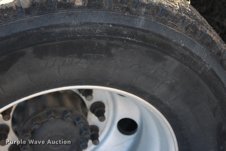 image for item L3021 2006 Volvo VNL semi truck