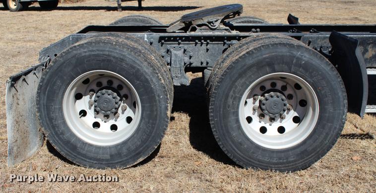 image for item L3021 2006 Volvo VNL semi truck