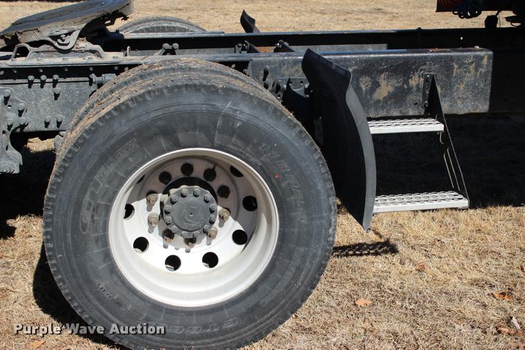 image for item L3021 2006 Volvo VNL semi truck