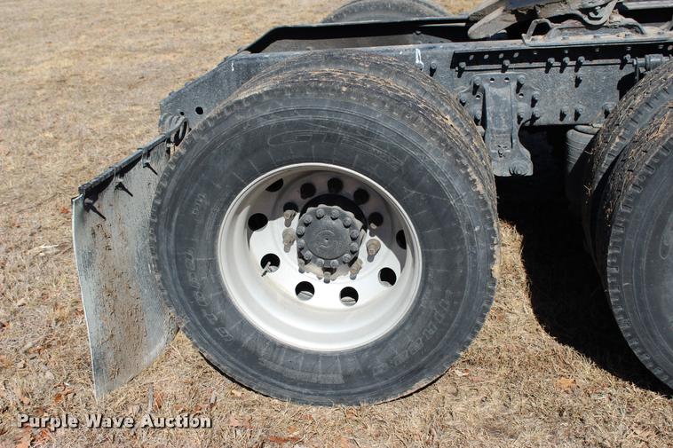 image for item L3021 2006 Volvo VNL semi truck