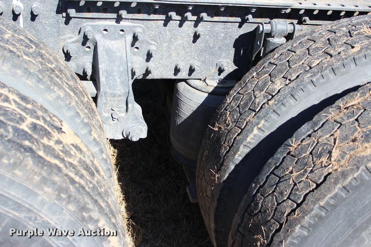 image for item L3021 2006 Volvo VNL semi truck