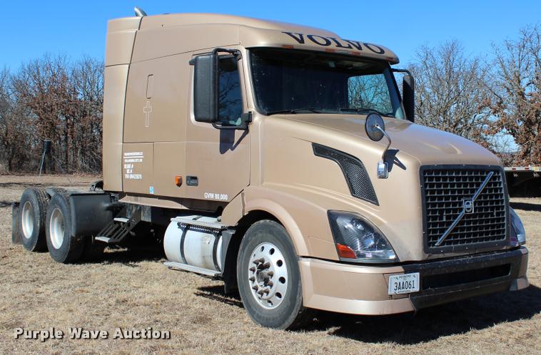 image for item L3021 2006 Volvo VNL semi truck