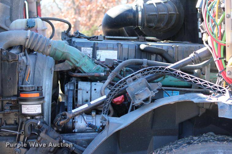 image for item L3021 2006 Volvo VNL semi truck