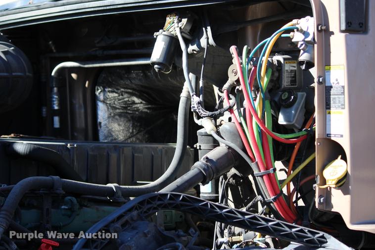 image for item L3021 2006 Volvo VNL semi truck