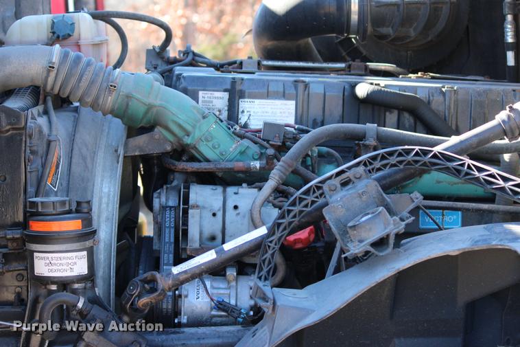 image for item L3021 2006 Volvo VNL semi truck