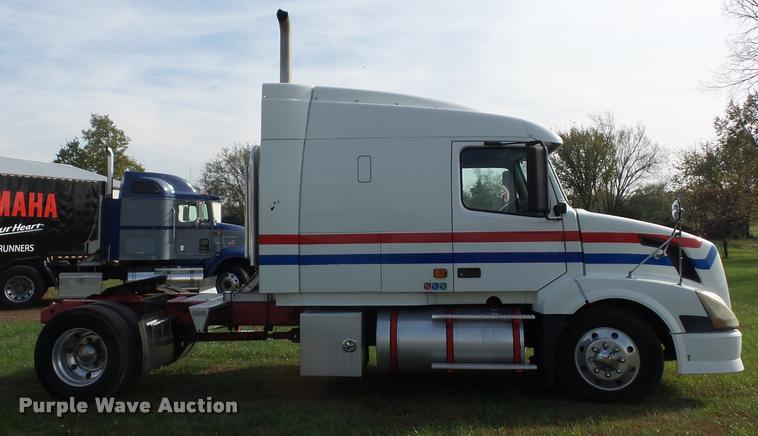 image for item L4450 2006 Volvo VNL semi truck