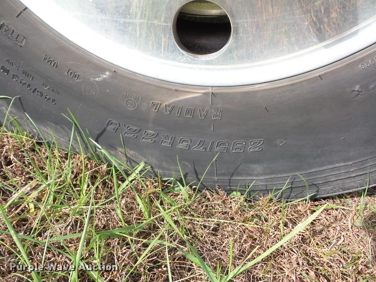 image for item L4450 2006 Volvo VNL semi truck