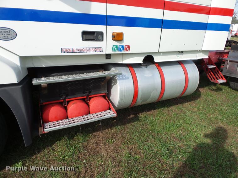 image for item L4450 2006 Volvo VNL semi truck