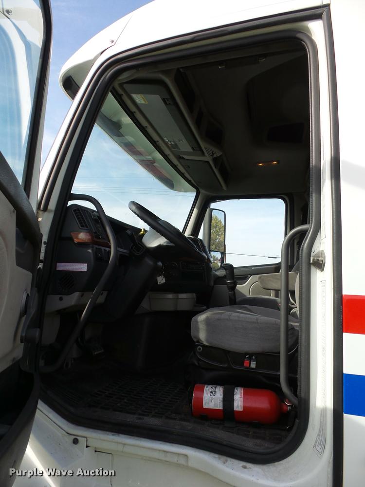 image for item L4450 2006 Volvo VNL semi truck