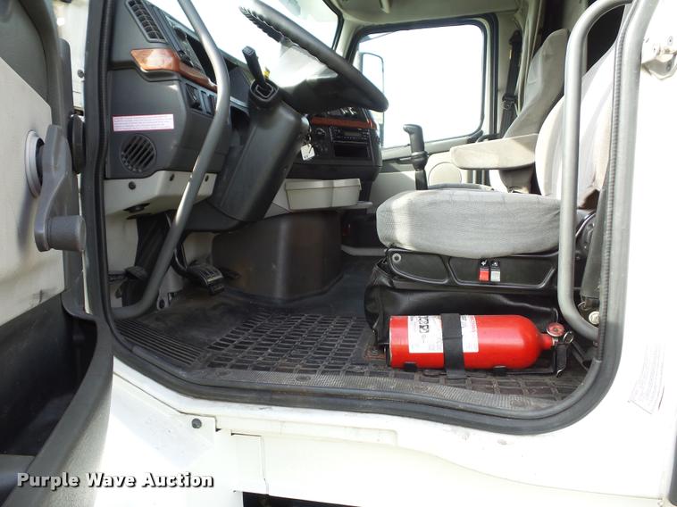 image for item L4450 2006 Volvo VNL semi truck