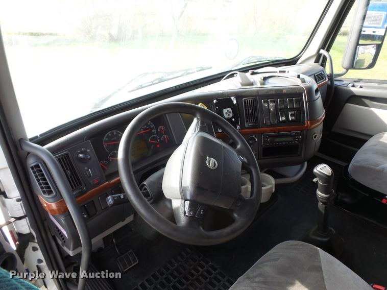 image for item L4450 2006 Volvo VNL semi truck