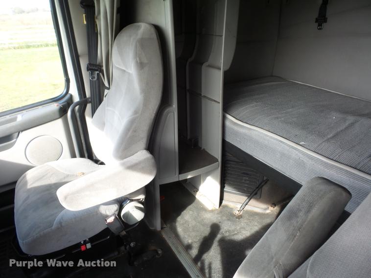 image for item L4450 2006 Volvo VNL semi truck