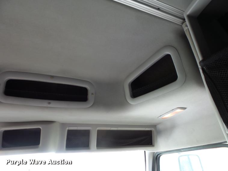 image for item L4450 2006 Volvo VNL semi truck