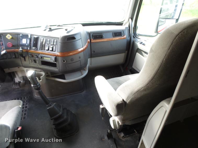 image for item L4450 2006 Volvo VNL semi truck