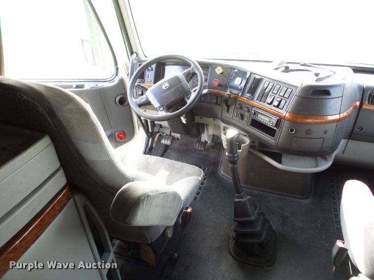 image for item L4450 2006 Volvo VNL semi truck