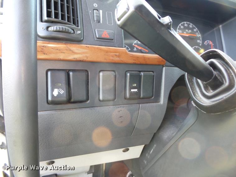 image for item L4450 2006 Volvo VNL semi truck